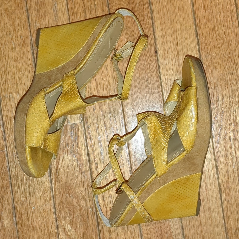 Nine west yellow 'snakeskin' leather wedges